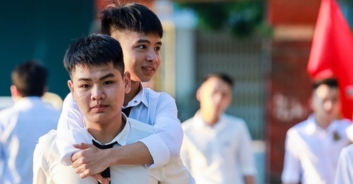 Nam sinh 10 năm cõng bạn: 'Dù Đại học Y Hà Nội đặc cách, em cũng xin từ chối' Nam sinh 10 năm cõng bạn: