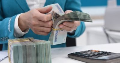Yêu cầu các tổ chức tín dụng giảm lãi vay; Hàng nghìn nhân viên ngân hàng bị sa thải