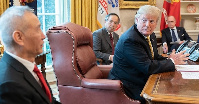 Tổng thống Mỹ Donald J. Trump nhìn Phó Thủ tướng Trung Quốc Lưu Hạc ngày 4/4/2019, tại Phòng Bầu dục của Nhà Trắng (ảnh: Nhà Trắng). 0024-1024px-president-trump-meets-with-the-vice-premier-of-china-46627332425