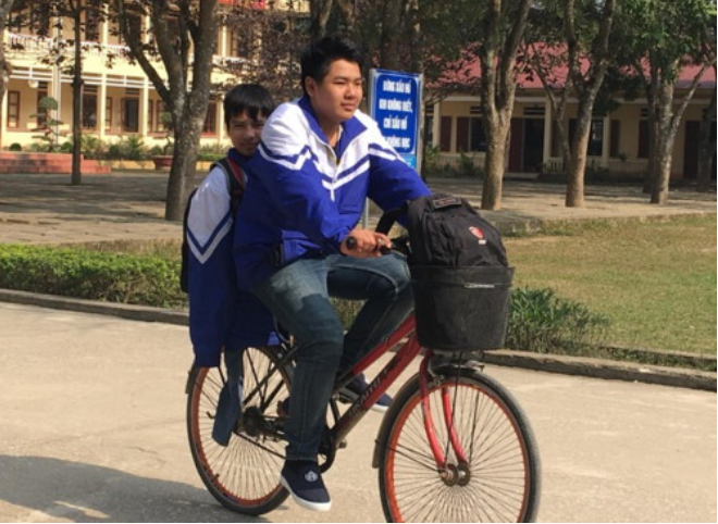 Đôi bạn 10 năm cõng nhau đến trường cùng đỗ đại học, tạm thời chia xa Đôi bạn 10 năm cõng nhau đến trường cùng đỗ đại học, tạm thời chia xa