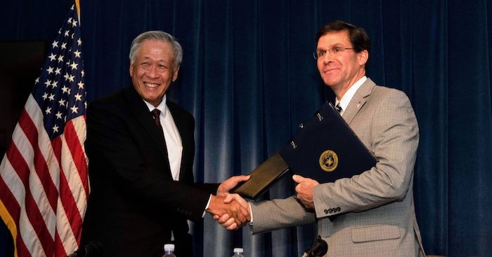 Bộ trưởng Quốc phòng Mark T. Esper bắt tay Bộ trưởng Bộ Quốc phòng Singapore Ng Eng Hen tại Thư viện Tổng thống Ronald Reagan, Thung lũng Simi, CA, Hoa Kỳ, sau khi hai nhà lãnh đạo ký kết một biên bản ghi nhớ không ràng buộc về việc thành lập một phi đội huấn luyện chiến đấu cơ thường trực của Không quân Singapore tại Đảo Guam (ảnh: Đại sứ quán Mỹ tại Singapore). 0756-5962625-1-scaled