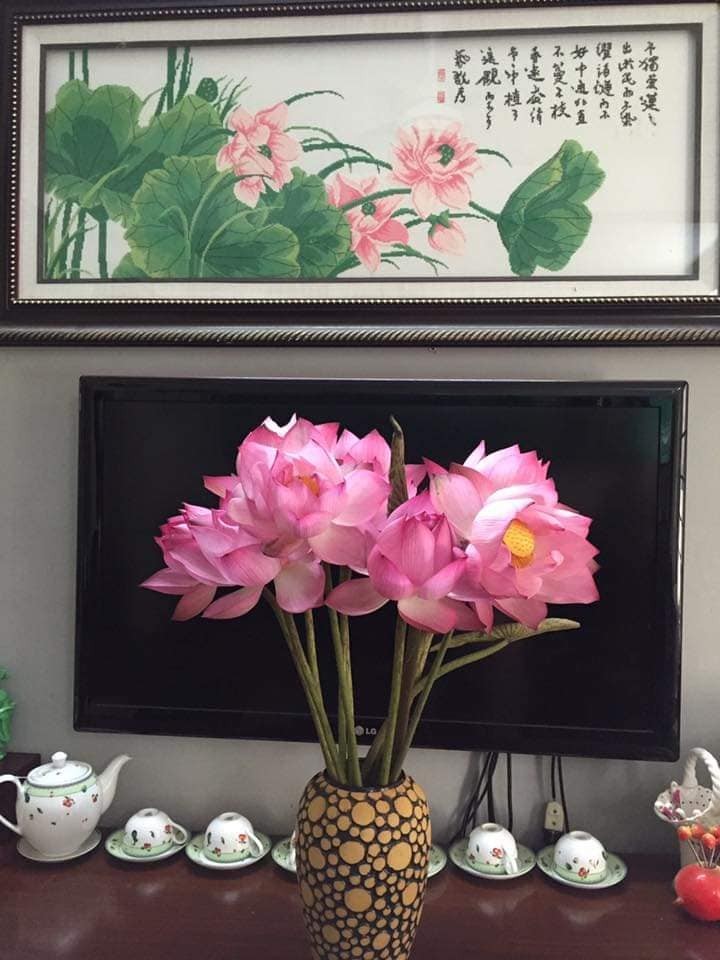 Bức tranh hoa sen do chính tay chị Hà Việt Anh thêu 1105-118785054-1729128830570251-949779744126023394-n