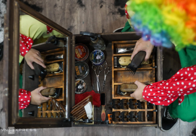 Chàng trai đạp xe đạp trong đêm cắt tóc miễn phí cho người vô gia cư trên khắp các dãy phố Sài Gòn