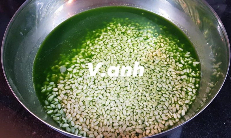 Gạo nếp vo sạch, ngâm với nước lá dứa khoảng 6-8 giờ hoặc qua đêm. Sau đó, vớt gạo nếp ra, để ráo 1147-118716386-1728282677321533-857184040753050003-n