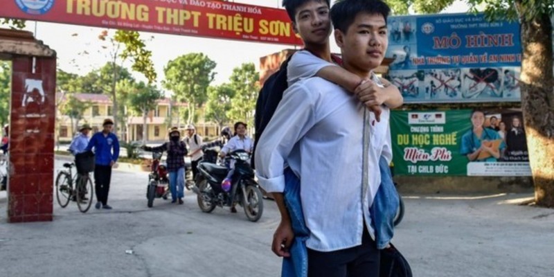 Đôi bạn 10 năm cõng nhau đến trường cùng đỗ đại học, tạm thời chia xa Đôi bạn 10 năm cõng nhau đến trường cùng đỗ đại học, tạm thời chia xa