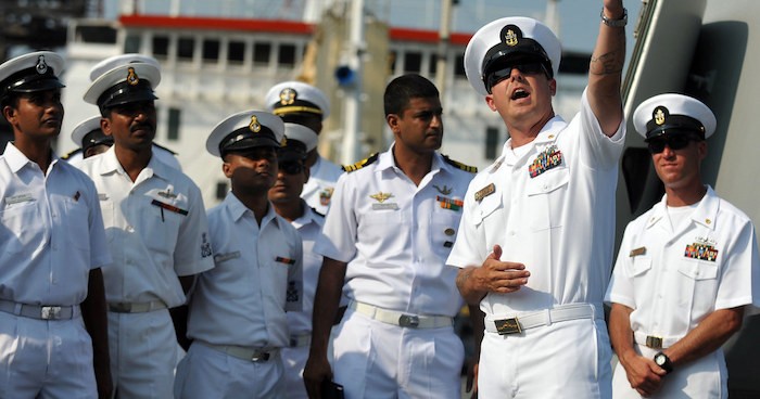 Các thủy thủ hải quân Ấn Độ trên tàu khu trục tên lửa dẫn đường lớp Arleigh Burke USS Decatur (DDG 73) của Mỹ, sau khi con tàu đến thăm Chennai, Ấn Độ vào ngày 16/3/2011 (ảnh: Hải quân Mỹ). 1211-5567632057-be431bff05-b-1