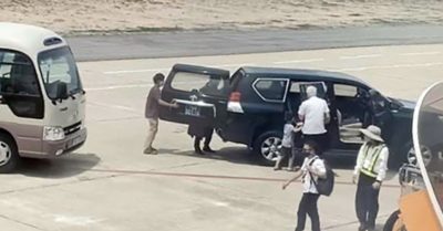 Xe biển xanh vào tận cửa máy bay đón Phó Bí thư Tỉnh ủy Phú Yên