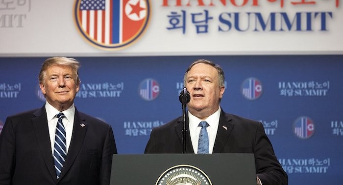 Tổng thống Mỹ Donald Trump và Ngoại trưởng Mike Pompeo tổ chức họp báo trước khi rời Hà Nội, Việt Nam vào ngày 28/2/2019 (ảnh: Chính phủ Mỹ). 1503-pompeo-speaking-at-the-press-conference-after-hanoi-summit-1