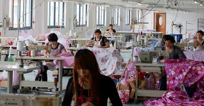 Mỹ xem xét cấm hàng dệt may Trung Quốc vì vi phạm nhân quyền tại Tân Cương Mỹ xem xét cấm hàng dệt may Trung Quốc vì vi phạm nhân quyền tại Tân Cương