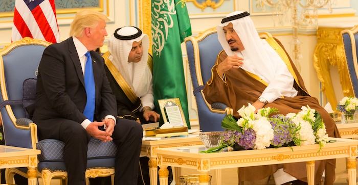 Tổng thống Donald Trump và Quốc vương Salman bin Abdulaziz Al Saud của Ả Rập Xê Út nói chuyện tại Cung điện Tòa án Hoàng gia ở Riyadh, Ả Rập Xê Út ngày 20/5/2017 (ảnh chính thức của Nhà Trắng). 1844-donald-trump-and-king-salman-bin-abdulaziz-al-saud-talk-together-may-2017