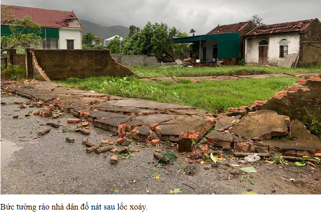 Gió lớn hất tung 60 mái nhà ở Quảng Trị, nhiều tuyến phố Đà Nẵng mất điện