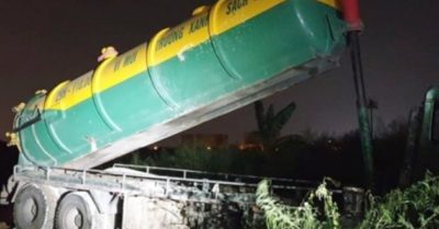 Xe “Vì môi trường xanh sạch đẹp” đổ trộm chất thải xuống ven Đại lộ Thăng Long