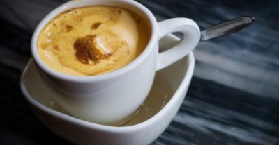 Thưởng thức cà phê trứng đúng điệu vào mùa thu Hà Nội