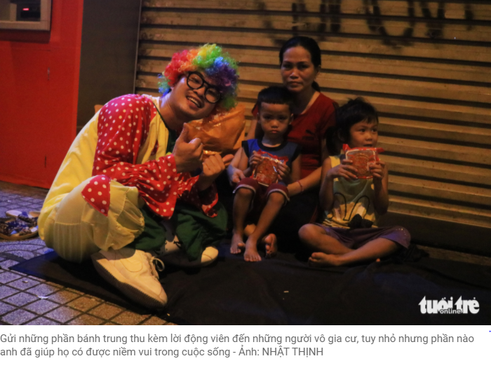 Chàng trai đạp xe đạp trong đêm cắt tóc miễn phí cho người vô gia cư trên khắp các dãy phố Sài Gòn