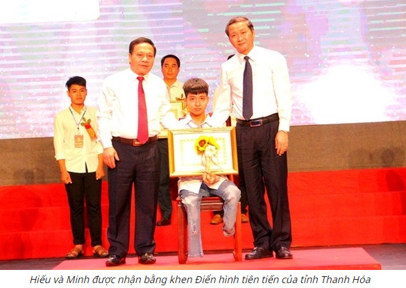 Đôi bạn 10 năm cõng nhau đến trường ở Thanh Hóa Đôi bạn 10 năm cõng nhau đến trường ở Thanh Hóa