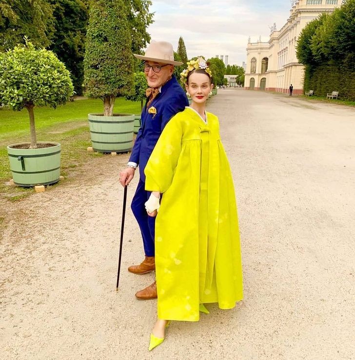 Một cặp vợ chồng cao tuổi đến từ Đức ăn mặc rất sành điệu