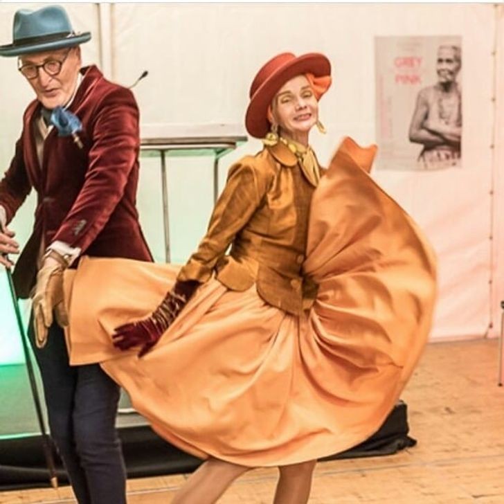 Một cặp vợ chồng cao tuổi đến từ Đức ăn mặc rất sành điệu