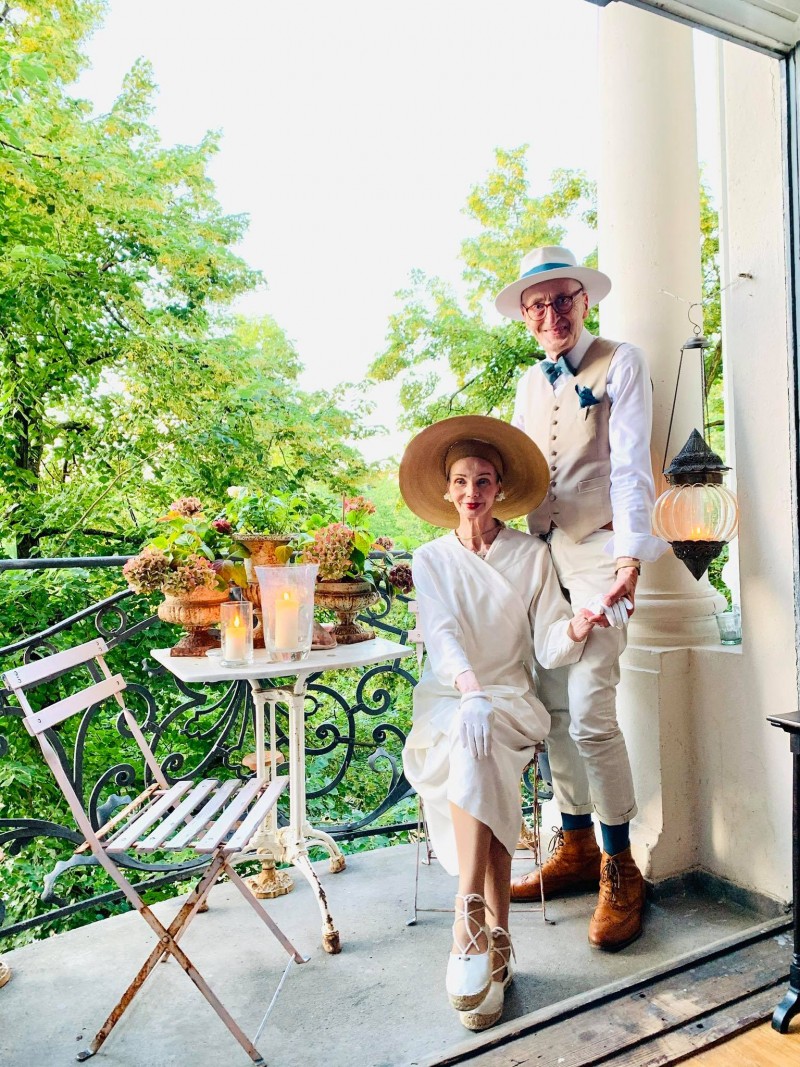 Một cặp vợ chồng cao tuổi đến từ Đức ăn mặc rất sành điệu