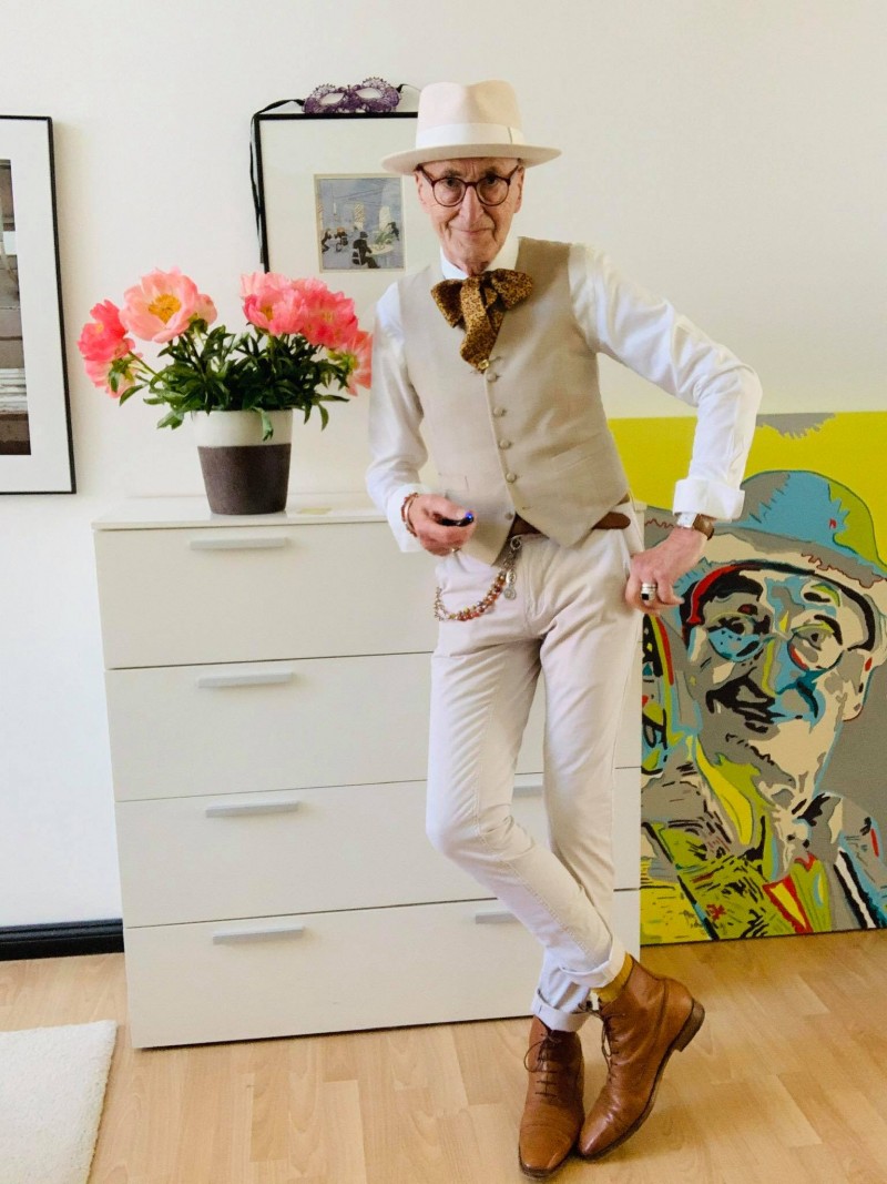 Một cặp vợ chồng cao tuổi đến từ Đức ăn mặc rất sành điệu