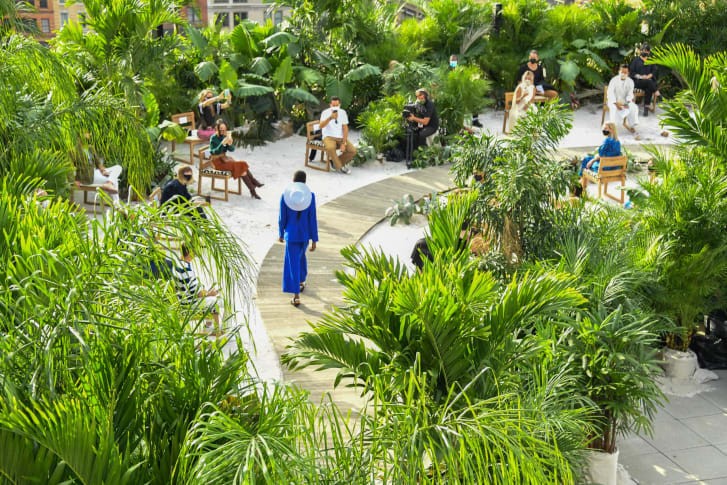 Một người mẫu bước trên đường băng cho Jason Wu Xuân-Hè 2021 2622-http-cdncnncom-cnnnext-dam-assets-200914123717-09-nyfw-2020-jason-wu