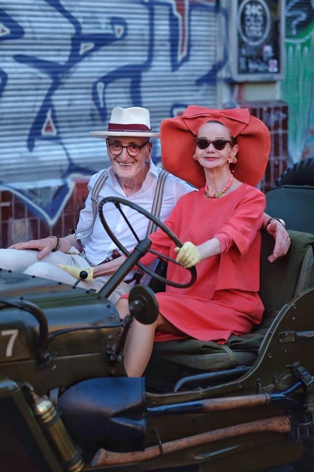 Một cặp vợ chồng cao tuổi đến từ Đức ăn mặc rất sành điệu