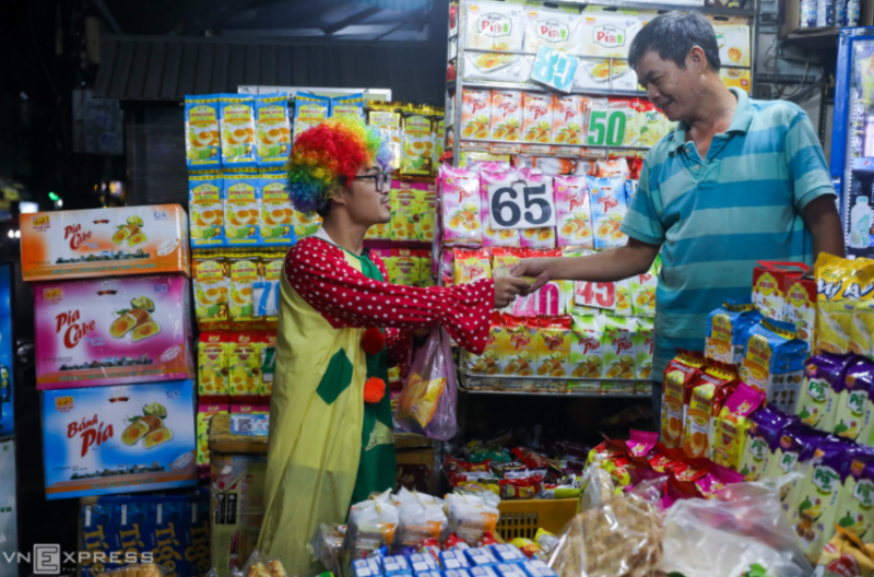 Chàng trai đạp xe đạp trong đêm cắt tóc miễn phí cho người vô gia cư trên khắp các dãy phố Sài Gòn