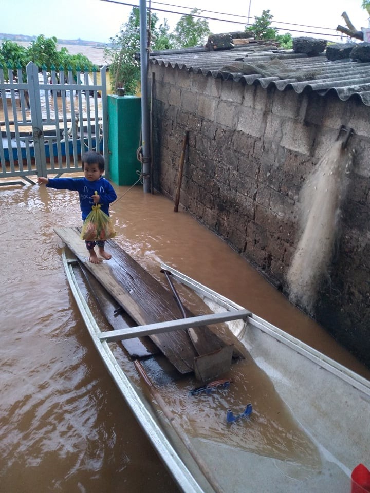 Đợt lũ đầu tiên lịch sử đang mạnh thêm và chưa dừng lại, bà con khốn đốn mất trắng của Đợt lũ đầu tiên lịch sử đang mạnh thêm và chưa dừng lại, bà con khốn đốn mất trắng của