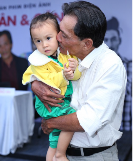 Ở tuổi ngoài 60, tài tử nức tiếng một thời Thương Tín chật vật kiếm sống nuôi vợ con Ở tuổi ngoài 60, tài tử nức tiếng một thời Thương Tín chật vật kiếm sống nuôi vợ con