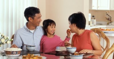 10 quy ước nên áp dụng trên bàn ăn của một gia đình Việt