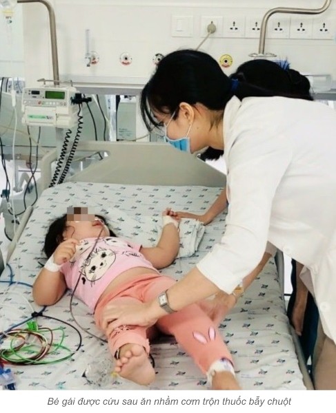 be 3 tuoi nhap vien khan vi an nham com tron thuoc diet chuot