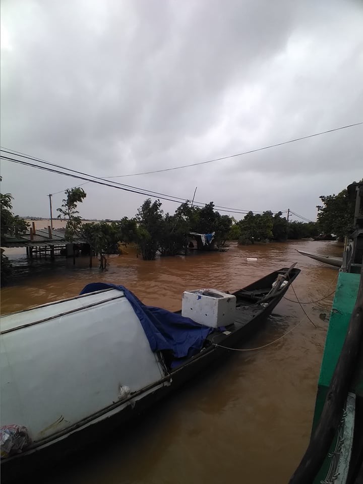 Đợt lũ đầu tiên lịch sử đang mạnh thêm và chưa dừng lại, bà con khốn đốn mất trắng của Đợt lũ đầu tiên lịch sử đang mạnh thêm và chưa dừng lại, bà con khốn đốn mất trắng của