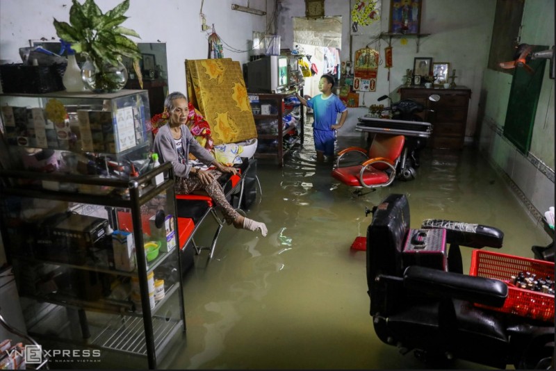 Chợ Thủ Đức ngập nặng, tiểu thương “khóc ròng”, Nhà dân nước ngập sâu hơn nửa mét Chợ Thủ Đức ngập nặng, tiểu thương “khóc ròng”, Nhà dân nước ngập sâu hơn nửa mét