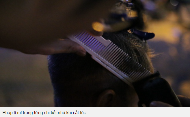 Chàng trai đạp xe đạp trong đêm cắt tóc miễn phí cho người vô gia cư trên khắp các dãy phố Sài Gòn