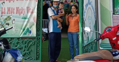 Bé Thiện Nhân đã được đến lớp sau 3 tháng chạy xe ôm cùng cha dưới nắng hè Sài Gòn