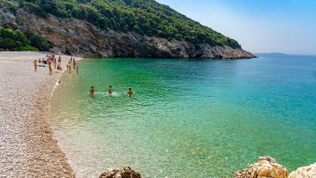 Nước biển tinh khiết và độ mặn cao của hòn đảo đã được sử dụng để điều trị nhiều loại bệnh 3800-p08lpfgg