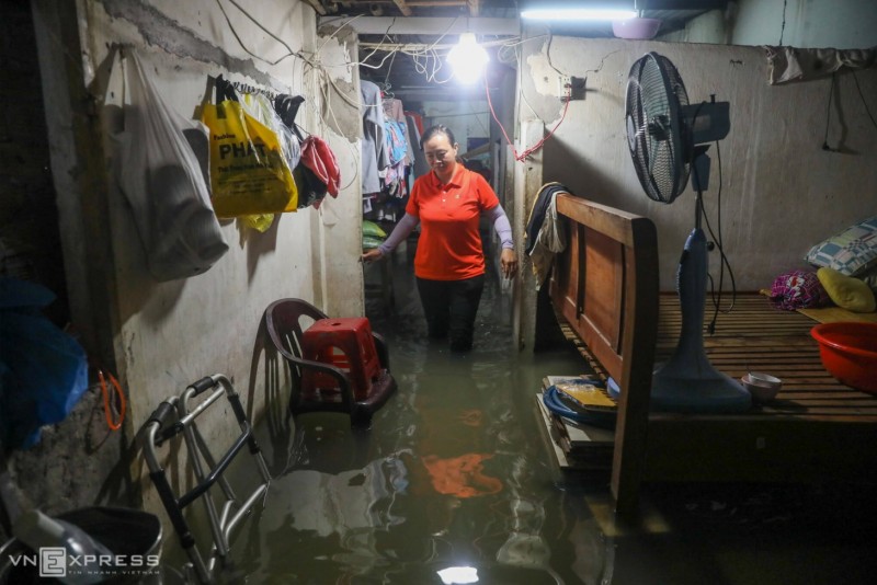 Chợ Thủ Đức ngập nặng, tiểu thương “khóc ròng”, Nhà dân nước ngập sâu hơn nửa mét Chợ Thủ Đức ngập nặng, tiểu thương “khóc ròng”, Nhà dân nước ngập sâu hơn nửa mét