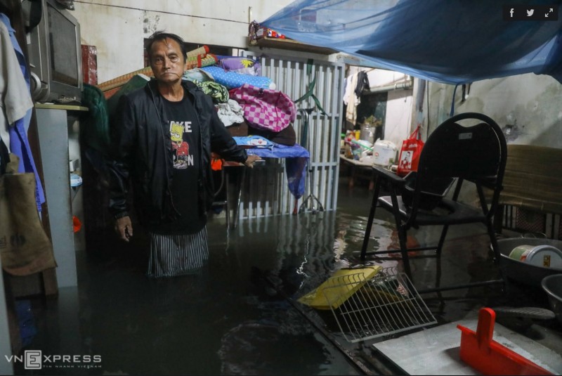 Chợ Thủ Đức ngập nặng, tiểu thương “khóc ròng”, Nhà dân nước ngập sâu hơn nửa mét Chợ Thủ Đức ngập nặng, tiểu thương “khóc ròng”, Nhà dân nước ngập sâu hơn nửa mét