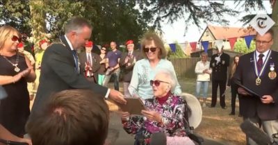 Người già đi bộ – gây quỹ trong đại dịch Covid-19