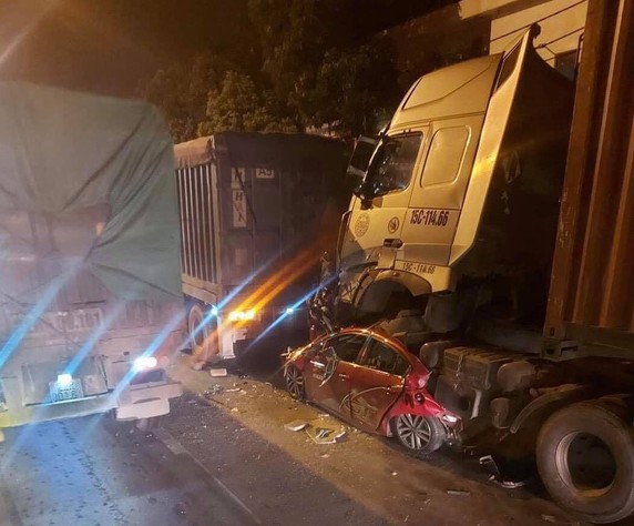 ha noi oto dung den do bi xe container lao toi de bep 3 nguoi chet