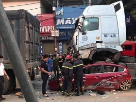 ha noi oto dung den do bi xe container lao toi de bep 3 nguoi chet