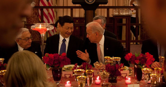 Ông Joe Biden (bên phải) khi còn là phó tổng thống, nói chuyện với Chủ tịch Trung Quốc Tập và Ngoại trưởng Henry Kissinger trong bữa tiệc trưa tại Bộ Ngoại giao Mỹ ở thủ đô Washington, Mỹ, ngày 14 tháng 2 năm 2012 (ảnh: Nhà Trắng). 4518-v021412dl-0615