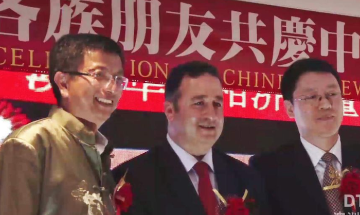 Ông John Zhang, Nghị sỹ Shaoquett Moselmane và nhân viên lãnh sự Sun Yantao tại một sự kiện ở Sydney nhân dịp Tết Nguyên đán 2017 (ảnh chụp màn hình ABC). 4528-screen-shot-2020-09-17-at-084121