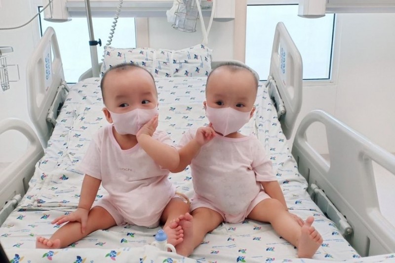 Trúc Nhi - Diệu Nhi được tháo nẹp bột, vui vẻ làm duyên trước ống kính. Ảnh: Bệnh viện Nhi đồng Thành phố 4636-truc-nhi-dieu-nhi