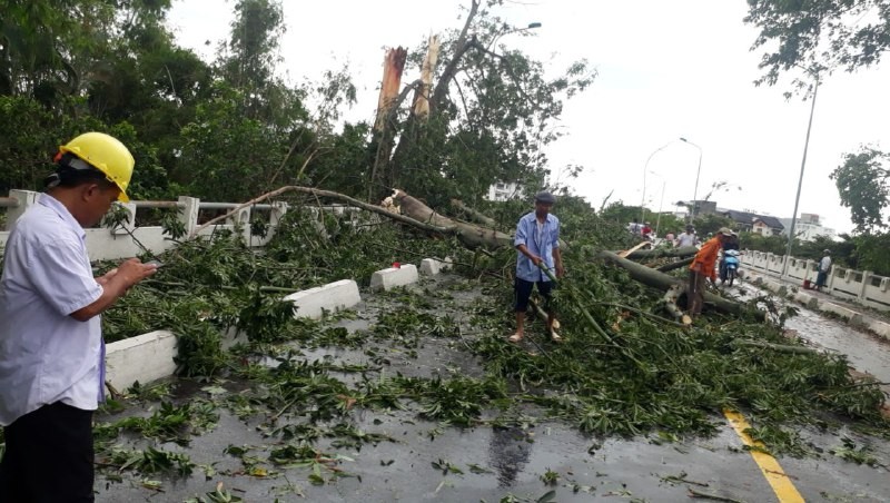 Video bão số 5 quật đổ xe máy người đi đường Video bão số 5 quật đổ xe máy người đi đường