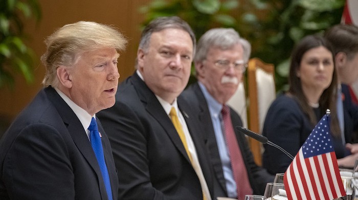 Ngoại trưởng Hoa Kỳ Michael R. Pompeo cùng Tổng thống Donald J. Trump trong cuộc họp kèm bữa trưa với Thủ tướng Việt Nam Nguyễn Xuân Phúc tại Hà Nội ngày 27/2/2019 (ảnh: Bộ Ngoại giao Mỹ). 4922-40260746753-580a787137-c
