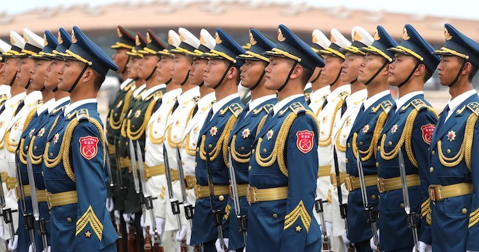 Lính Trung Quốc đón Tổng thống Nga Vladimir Putin thăm Bắc Kinh ngày 8/6/2018 (ảnh: Điện Kremlin). 5604-bupvfd9k6a1a5n7znifiakz0cp5qqrdb