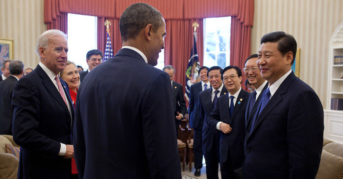 Tổng thống Mỹ Barack Obama và Phó Tổng thống Joe Biden (bên trái) trò chuyện với Chủ tịch Trung Quốc Tập Cận Bình sau cuộc gặp song phương tại Nhà Trắng, ngày 14/2/2012 (ảnh chính thức của Nhà Trắng).