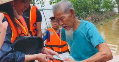 Thủy Tiên chia sẻ vì sao ‘quyên góp được 25 tỷ mà chỉ tặng một thùng mì’