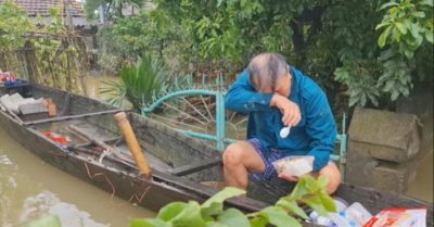 Cụ ông 72 tuổi khóc khi nhận được suất cơm nóng sau nhiều ngày lũ vùi