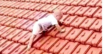 Hình ảnh bé 2 tuổi bò nóc nhà ‘trốn lũ dữ’ tại Miền Trung